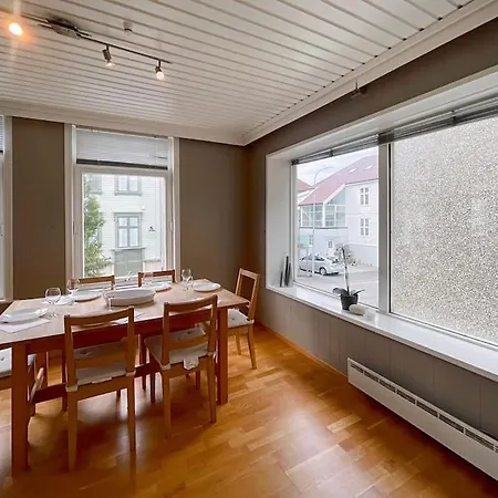 Apartment Ledaal Place - Center With 2br -free Parking - Balcony By