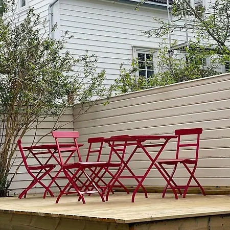 Ledaal Place - Center With 2br -free Parking - Balcony By Apartment